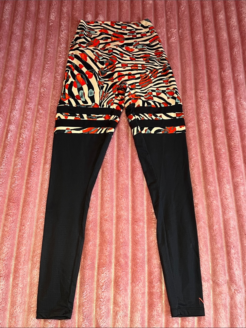 Black & Red Patterned High-Waist Leggings